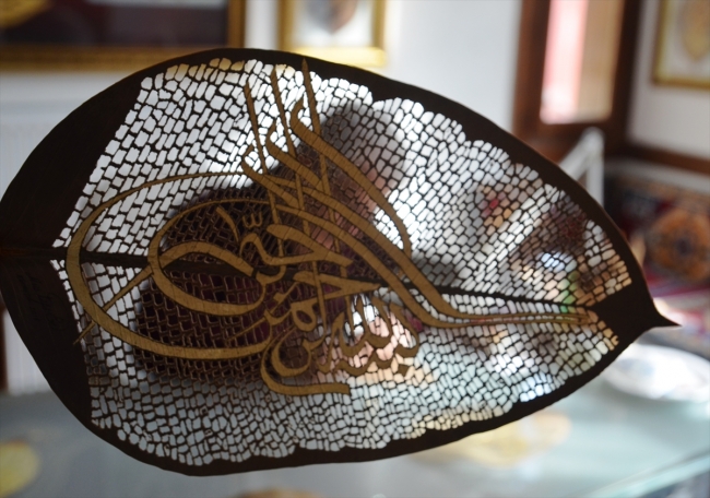 Ağaç yapraklarını altın kaplama motiflerle sanat eserine dönüştürüyor