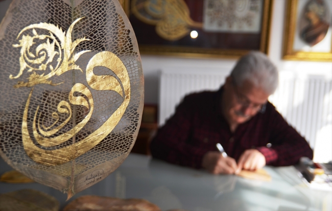 Ağaç yapraklarını altın kaplama motiflerle sanat eserine dönüştürüyor