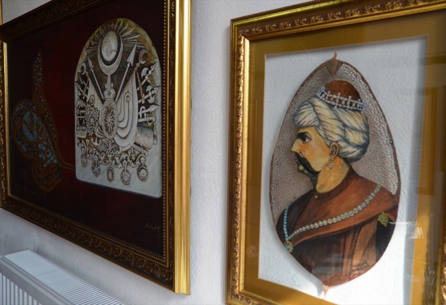 Ağaç yapraklarını altın kaplama motiflerle sanat eserine dönüştürüyor