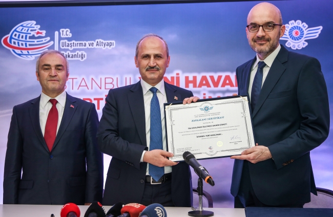 İstanbul Yeni Havalimanı'nın işletme sertifikası İGA'ya teslim edildi