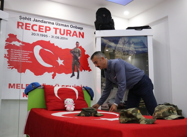 Şehit evlatlarının hatıralarını özel odada saklıyorlar