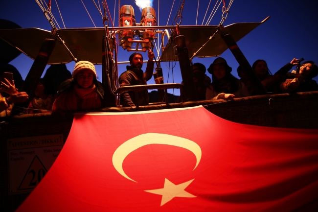Kapadokya semaları Türk bayraklarıyla renklendi