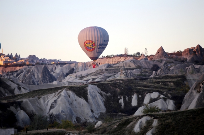Kapadokya semaları Türk bayraklarıyla renklendi