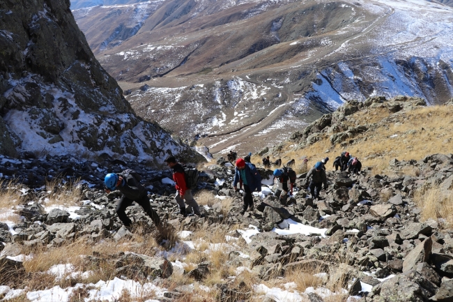 32 dağcı zirvede Cumhuriyetin 95. yılını kutladı