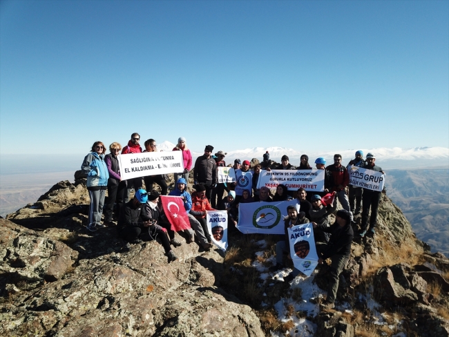32 dağcı zirvede Cumhuriyetin 95. yılını kutladı