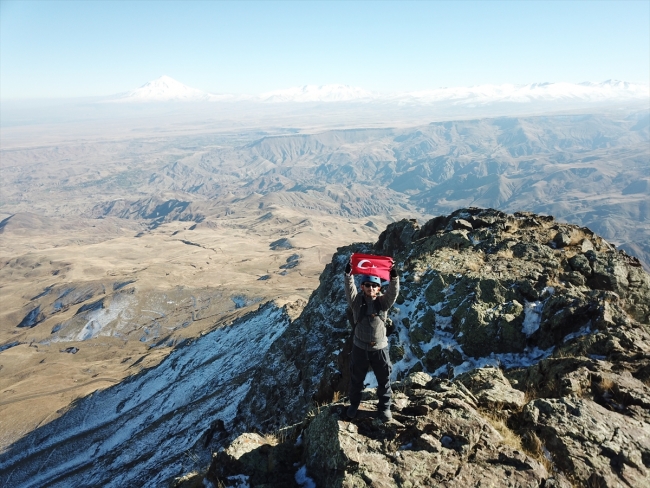 32 dağcı zirvede Cumhuriyetin 95. yılını kutladı
