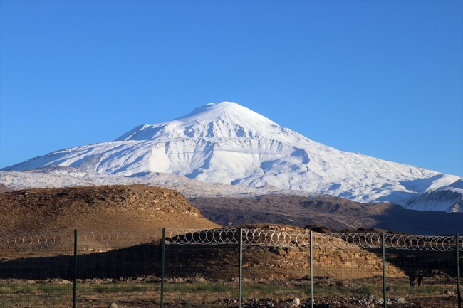 "Türkiye'nin çatısı" Ağrı Dağı beyaza büründü