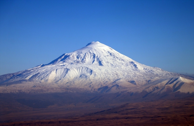 "Türkiye'nin çatısı" Ağrı Dağı beyaza büründü
