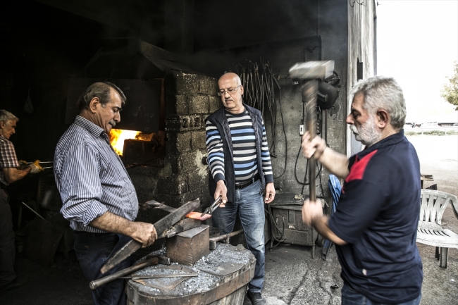Çırak olarak mesleğe başladığı çarşının 26 yıldır başkanı