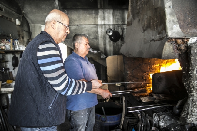 Çırak olarak mesleğe başladığı çarşının 26 yıldır başkanı