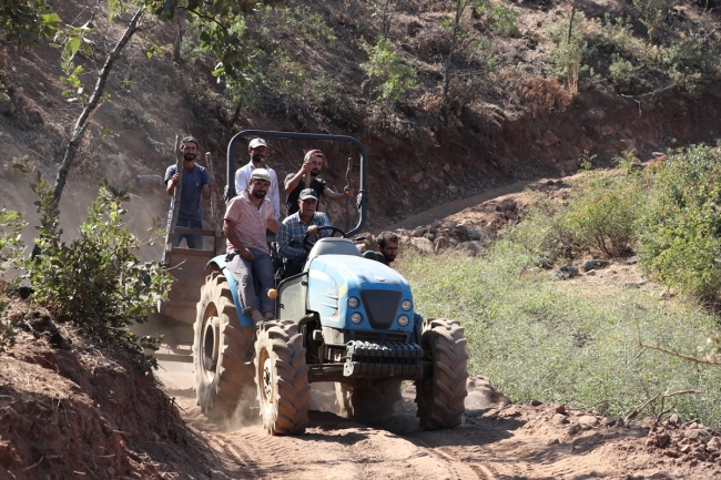 Mangal kömürü üretmek için gece gündüz mesai yapıyorlar
