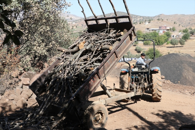 Mangal kömürü üretmek için gece gündüz mesai yapıyorlar
