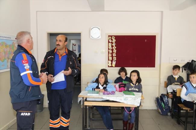 Erzurumlu öğrencilere simülasyon tırında deprem eğitimi verildi
