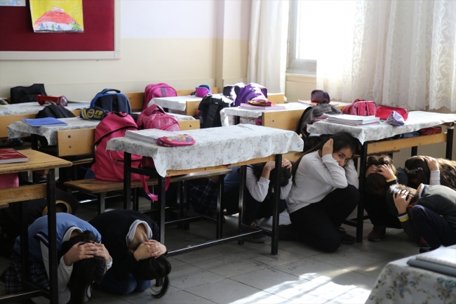 Erzurumlu öğrencilere simülasyon tırında deprem eğitimi verildi