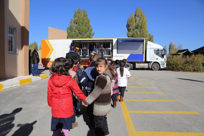 Erzurumlu öğrencilere simülasyon tırında deprem eğitimi verildi