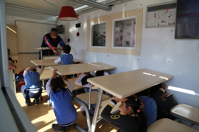 Erzurumlu öğrencilere simülasyon tırında deprem eğitimi verildi