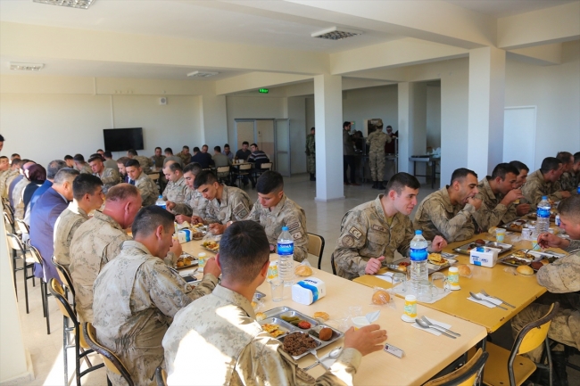 Lice'deki Mehmetçiklere "anne yemeği"