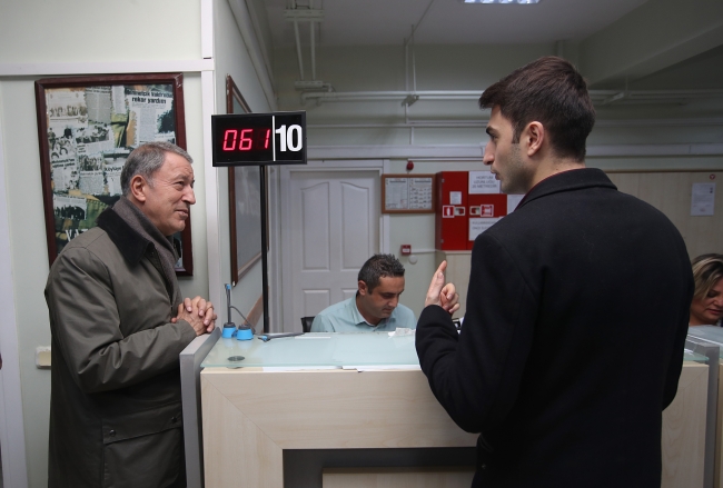 Milli Savunma Bakanı Akar'dan askerlik şubesine sürpriz denetim