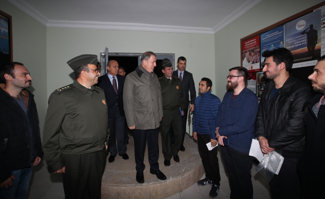 Milli Savunma Bakanı Akar'dan askerlik şubesine sürpriz denetim