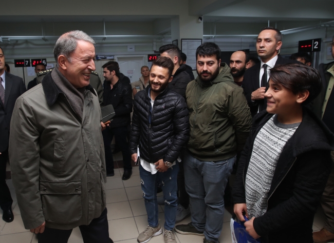 Milli Savunma Bakanı Akar'dan askerlik şubesine sürpriz denetim