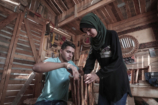 Gazzeli kardeşlerin ahşap tasarımları gelir kapısı oldu