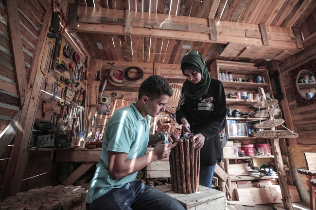 Gazzeli kardeşlerin ahşap tasarımları gelir kapısı oldu