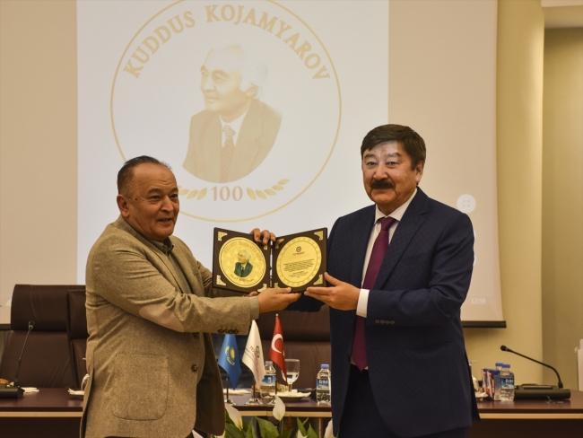 Kazakistan'ın Uygur tiyatrosu Türkiye'de