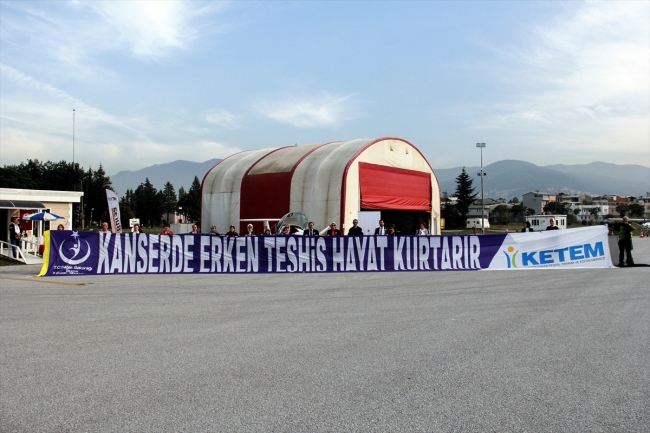 Kanserle mücadeleye destek için havada pankart açıldı