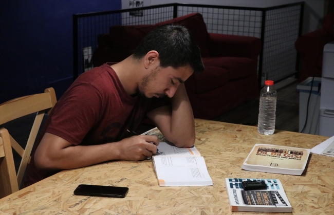 Adana'da "nöbetçi kütüphane" okurların katkısıyla büyüyor