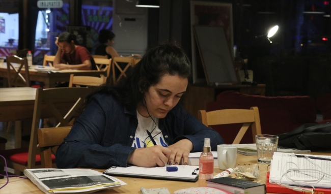 Adana'da "nöbetçi kütüphane" okurların katkısıyla büyüyor