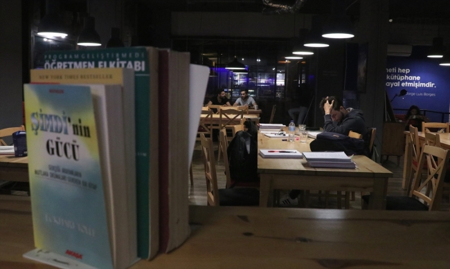 Adana'da "nöbetçi kütüphane" okurların katkısıyla büyüyor