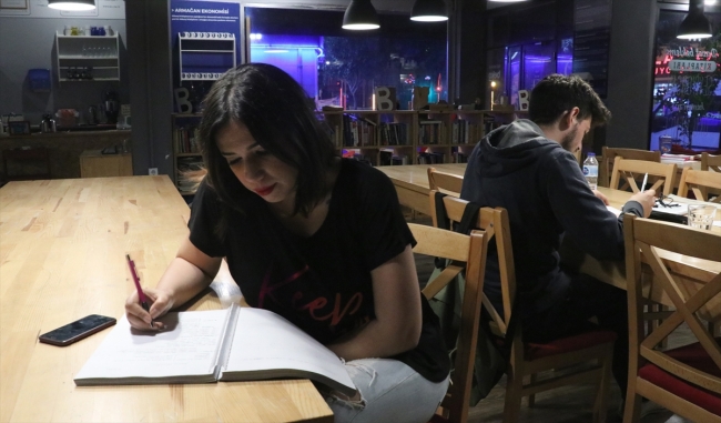 Adana'da "nöbetçi kütüphane" okurların katkısıyla büyüyor