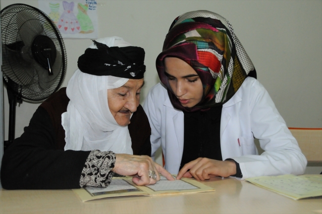 Kur'an-ı Kerim'i 94 yaşında öğrenmenin mutluluğunu yaşıyor