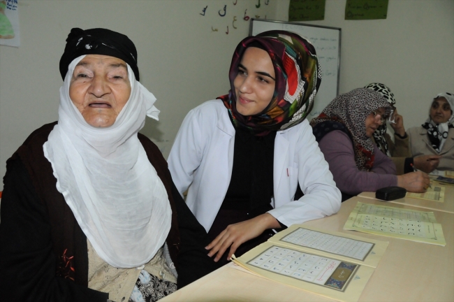 Kur'an-ı Kerim'i 94 yaşında öğrenmenin mutluluğunu yaşıyor