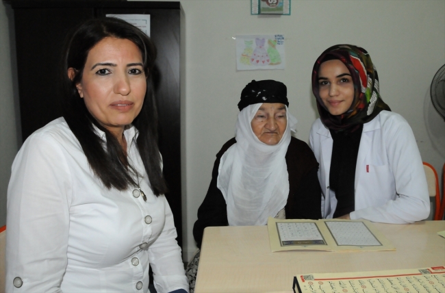 Kur'an-ı Kerim'i 94 yaşında öğrenmenin mutluluğunu yaşıyor