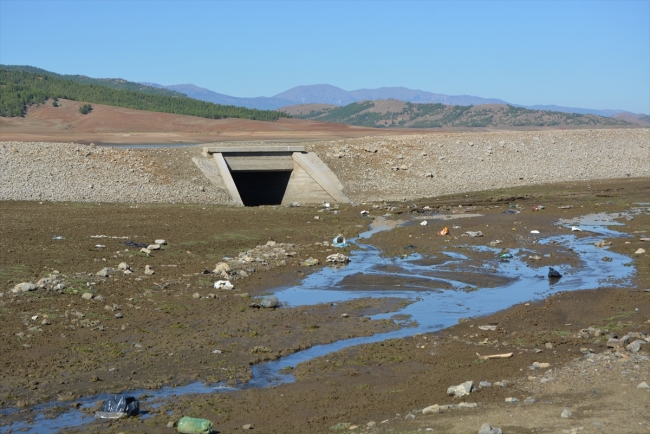 Gaziantep'te barajın suyu çekilince eski demiryolu güzergahı ortaya çıktı