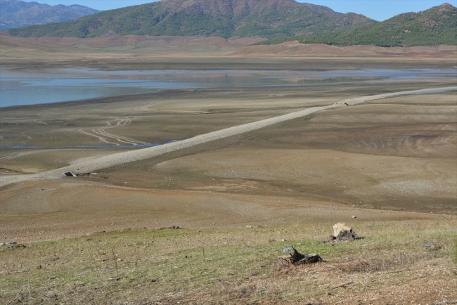 Gaziantep'te barajın suyu çekilince eski demiryolu güzergahı ortaya çıktı
