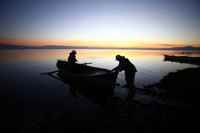 Balıkçı çiftler günün ilk ışıklarıyla Suğla Gölü'ne açılıyor