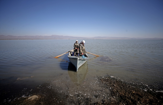 Balıkçı çiftler günün ilk ışıklarıyla Suğla Gölü'ne açılıyor