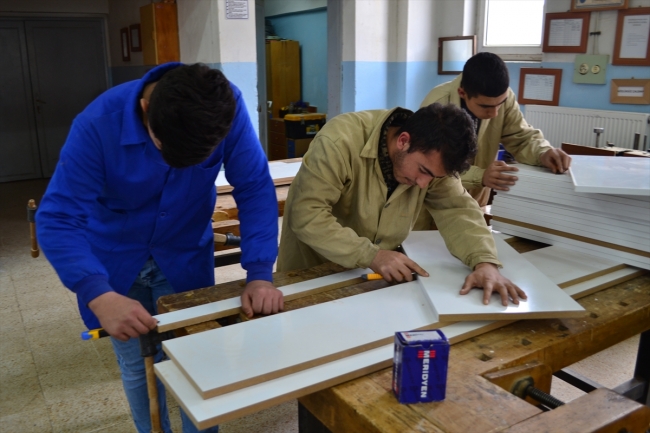 Meslek lisesi öğrencileri ihtiyaç sahibi arkadaşlarının hayatına dokunuyor