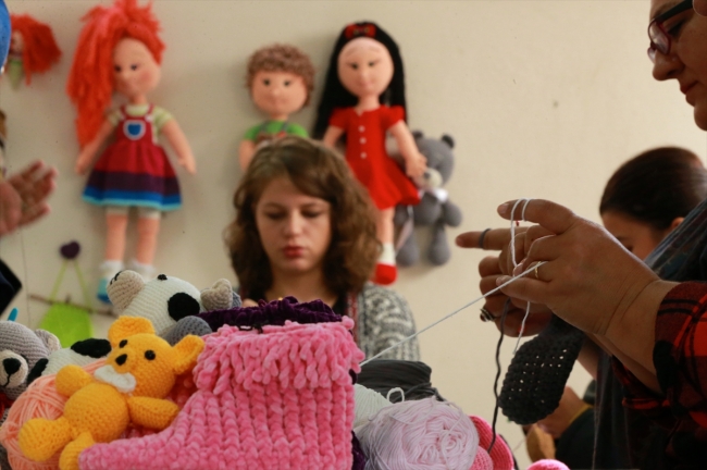 Annelerden kimsesiz çocuklara organik oyuncak