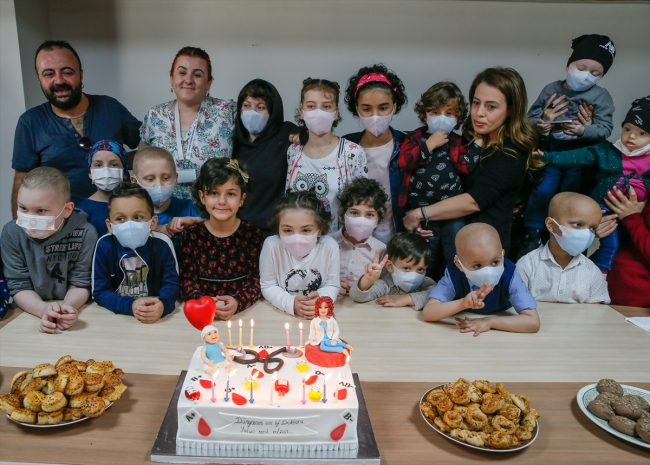 Sağlığına kavuşup maskeyi çıkaran küçük Merve lösemili çocuklara umut oldu