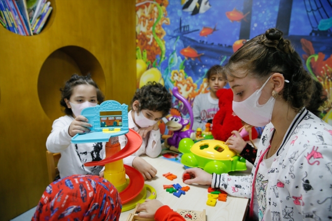 Sağlığına kavuşup maskeyi çıkaran küçük Merve lösemili çocuklara umut oldu