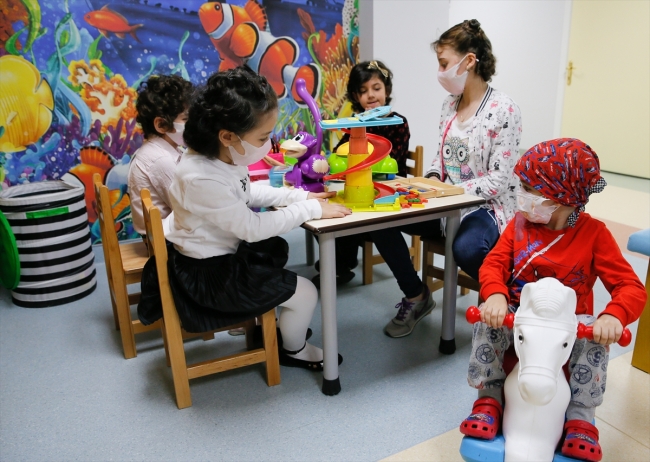 Sağlığına kavuşup maskeyi çıkaran küçük Merve lösemili çocuklara umut oldu