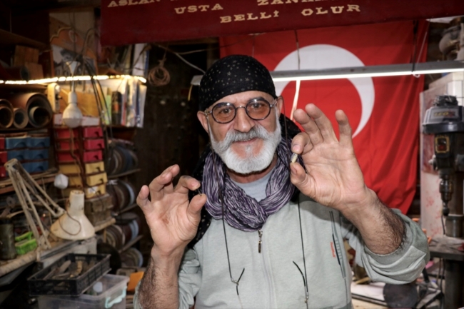71 yaşındaki usta ürettiği mini bıçaklarla rekorlar kitabına girmek istiyor