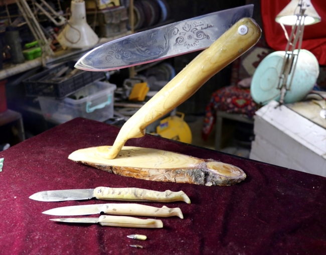 71 yaşındaki usta ürettiği mini bıçaklarla rekorlar kitabına girmek istiyor