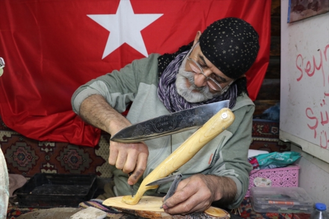 71 yaşındaki usta ürettiği mini bıçaklarla rekorlar kitabına girmek istiyor