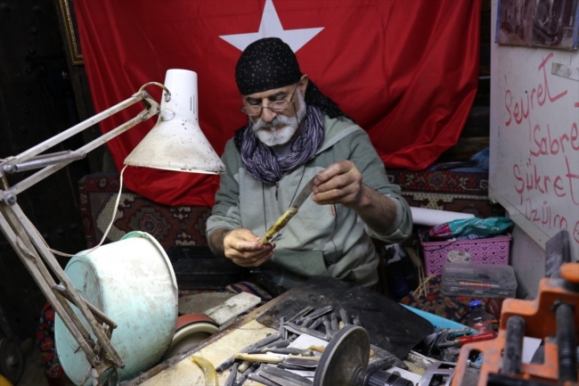71 yaşındaki usta ürettiği mini bıçaklarla rekorlar kitabına girmek istiyor