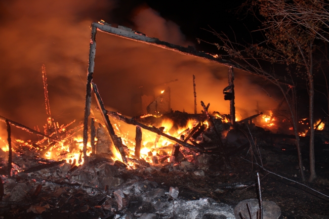 Kastamonu'da yangın: 3 ev kullanılamaz hale geldi