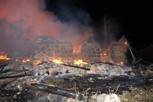 Kastamonu'da yangın: 3 ev kullanılamaz hale geldi